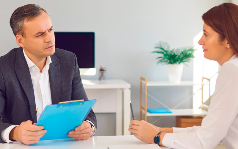 Por qué a los jóvenes les cuesta encontrar empleo hoy (y qué habilidades les ayudarán a tener éxito, según LinkedIn)