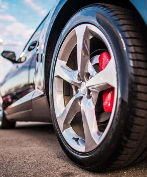 Viajar seguro: revisiones de frenos y llantas que no puedes ignorar